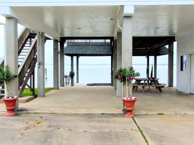 1122 Makatea Street, Tiki Island, TX 77554