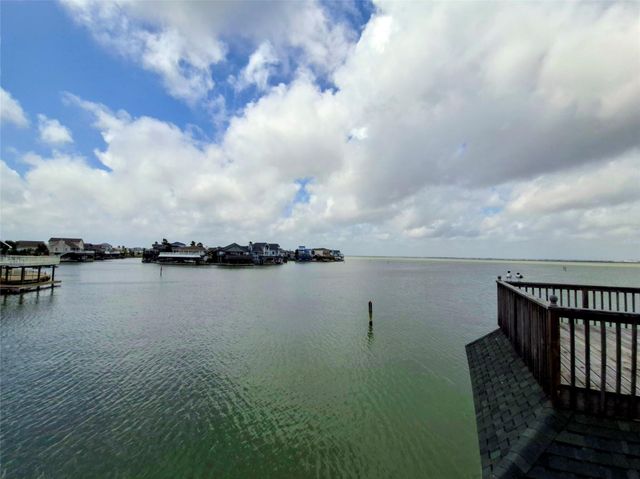 1122 Makatea Street, Tiki Island, TX 77554