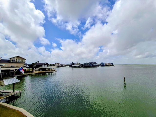1122 Makatea Street, Tiki Island, TX 77554