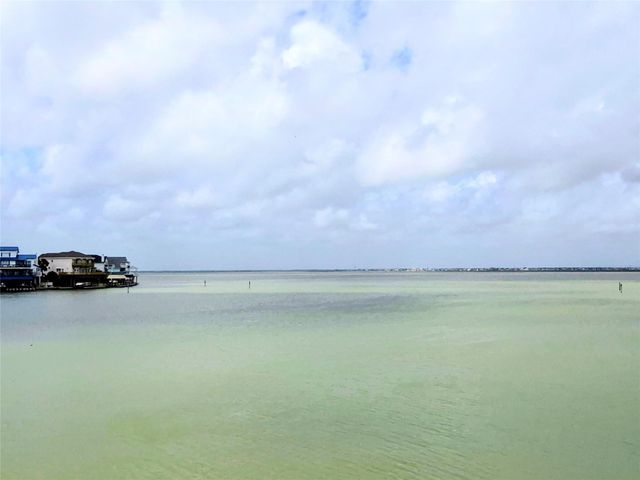 1122 Makatea Street, Tiki Island, TX 77554