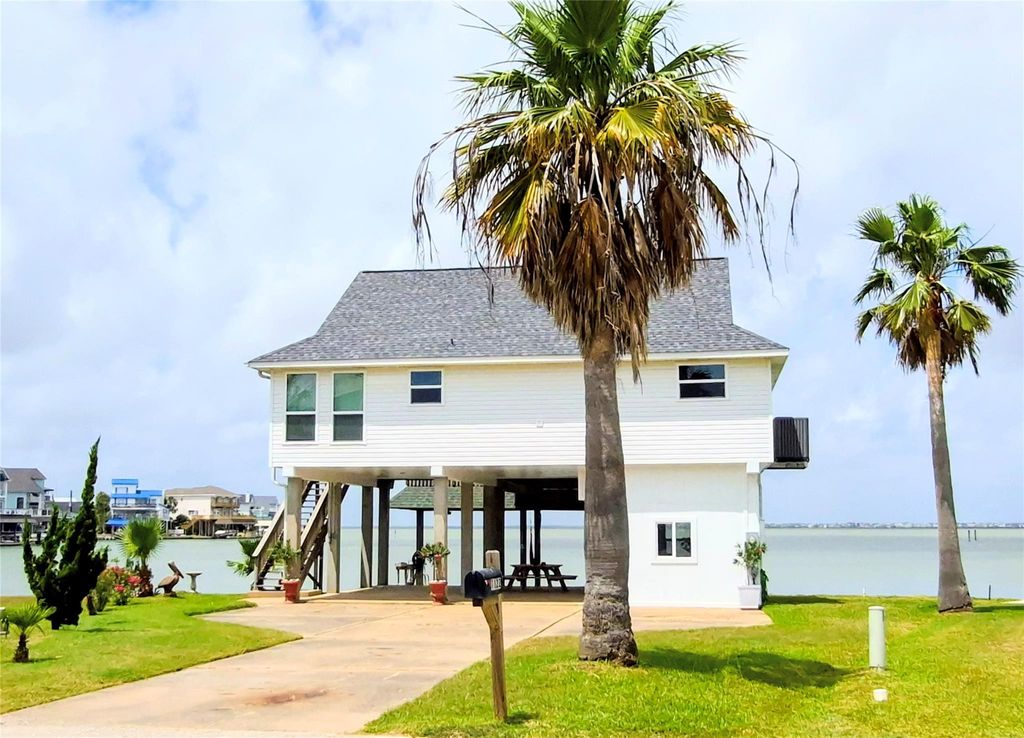 1122 Makatea Street, Tiki Island, TX 77554