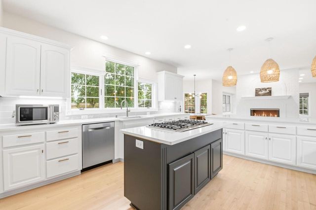 N64W38481 S Woodlake CIRCLE, Oconomowoc, WI 53066