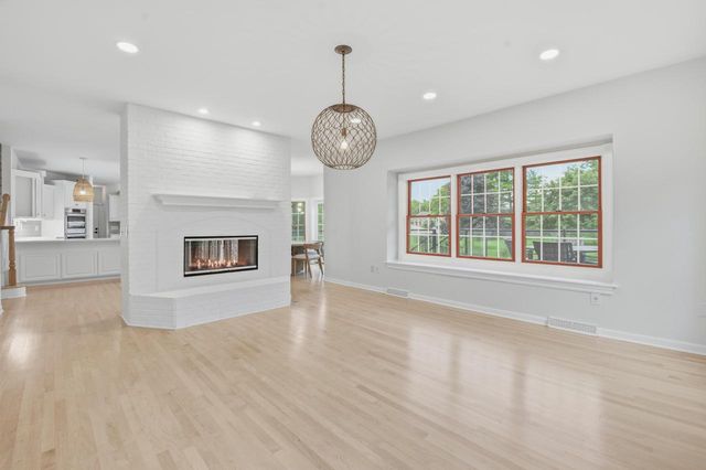 N64W38481 S Woodlake CIRCLE, Oconomowoc, WI 53066