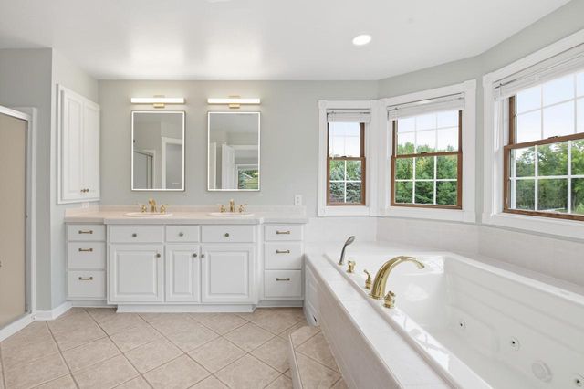 N64W38481 S Woodlake CIRCLE, Oconomowoc, WI 53066