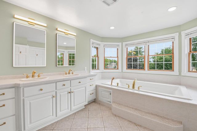 N64W38481 S Woodlake CIRCLE, Oconomowoc, WI 53066