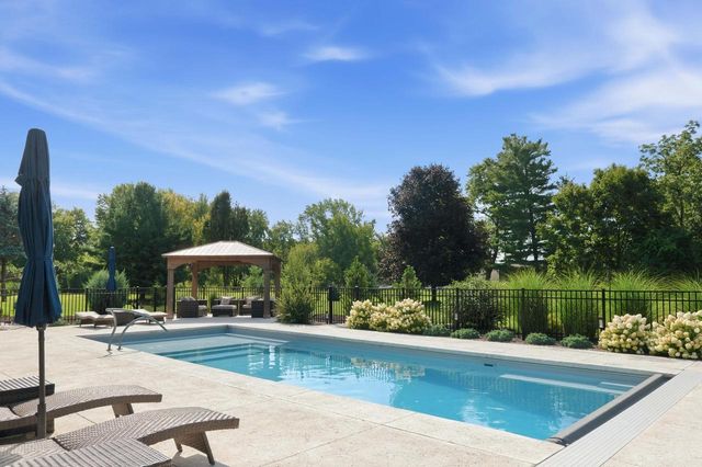 N64W38481 S Woodlake CIRCLE, Oconomowoc, WI 53066