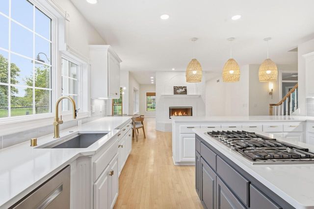N64W38481 S Woodlake CIRCLE, Oconomowoc, WI 53066