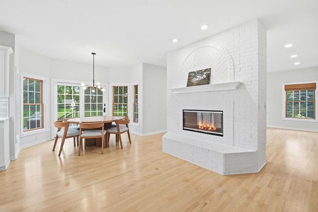 N64W38481 S Woodlake CIRCLE, Oconomowoc, WI 53066