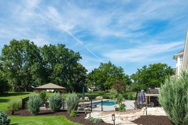 N64W38481 S Woodlake CIRCLE, Oconomowoc, WI 53066