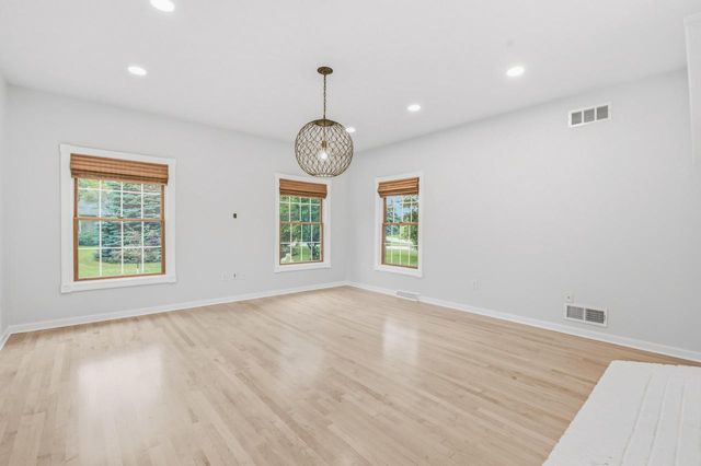 N64W38481 S Woodlake CIRCLE, Oconomowoc, WI 53066