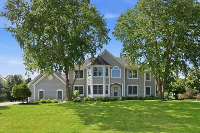 N64W38481 S Woodlake CIRCLE, Oconomowoc, WI 53066