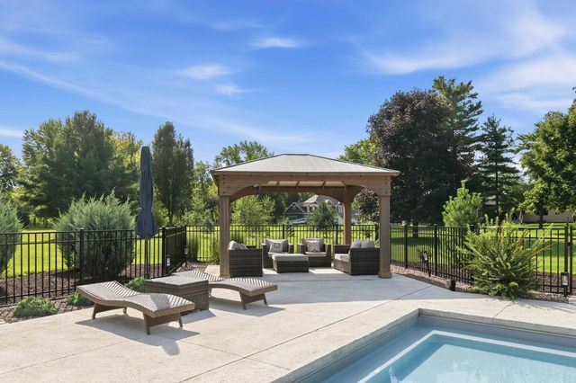N64W38481 S Woodlake CIRCLE, Oconomowoc, WI 53066