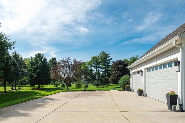 N64W38481 S Woodlake CIRCLE, Oconomowoc, WI 53066