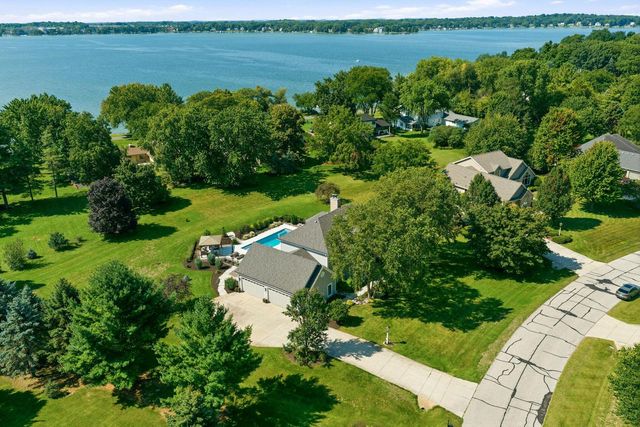 N64W38481 S Woodlake CIRCLE, Oconomowoc, WI 53066