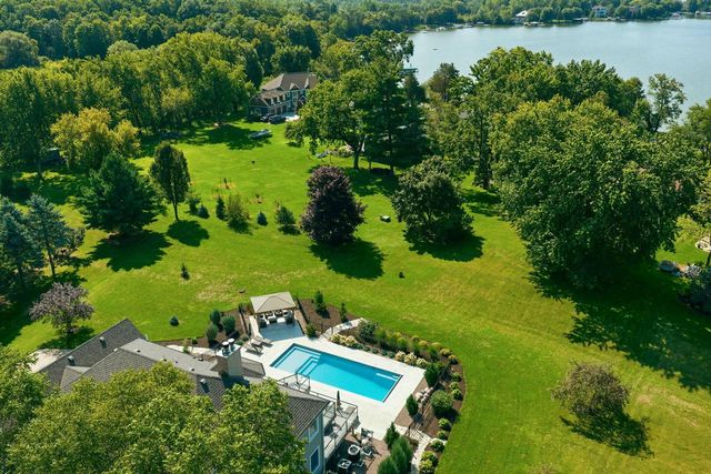 N64W38481 S Woodlake CIRCLE, Oconomowoc, WI 53066