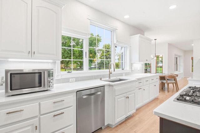 N64W38481 S Woodlake CIRCLE, Oconomowoc, WI 53066