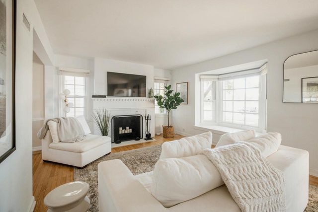 4750 N Ardmore AVENUE, Whitefish Bay, WI 53211