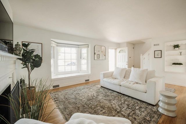 4750 N Ardmore AVENUE, Whitefish Bay, WI 53211