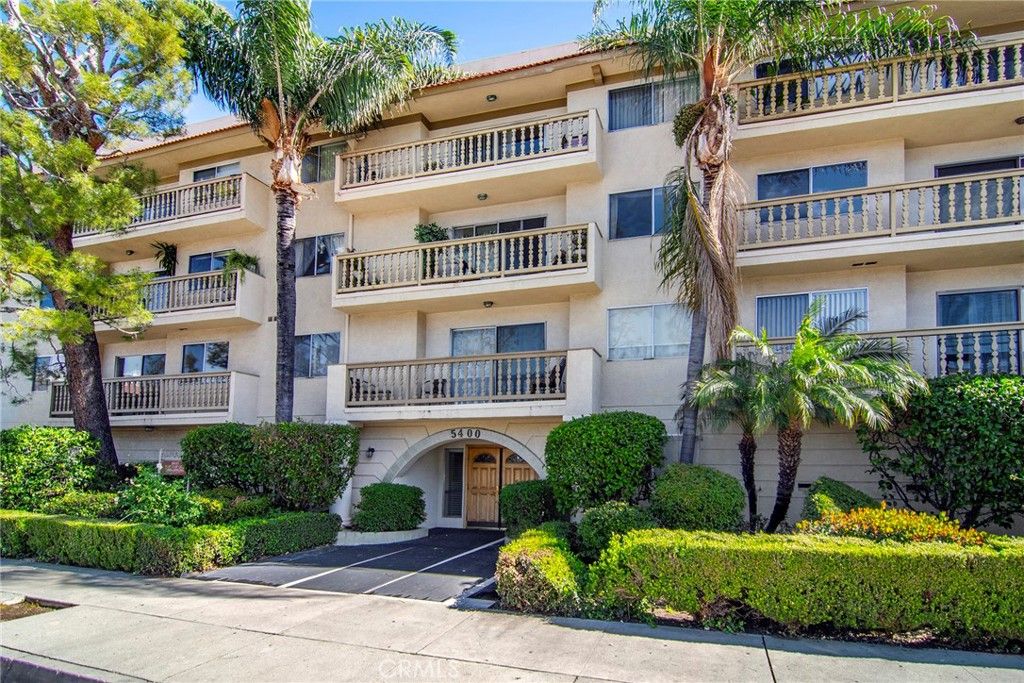 Image 3 of property listing at 5400 Lindley Avenue 101, Encino, CA 91316