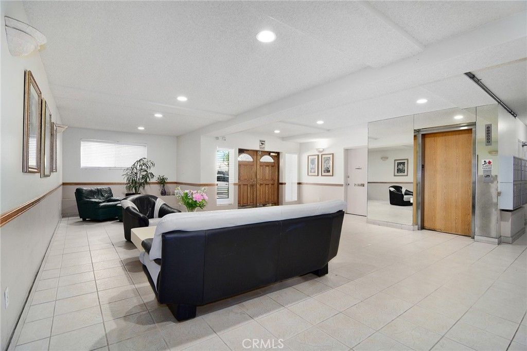 Image 5 of property listing at 5400 Lindley Avenue 101, Encino, CA 91316