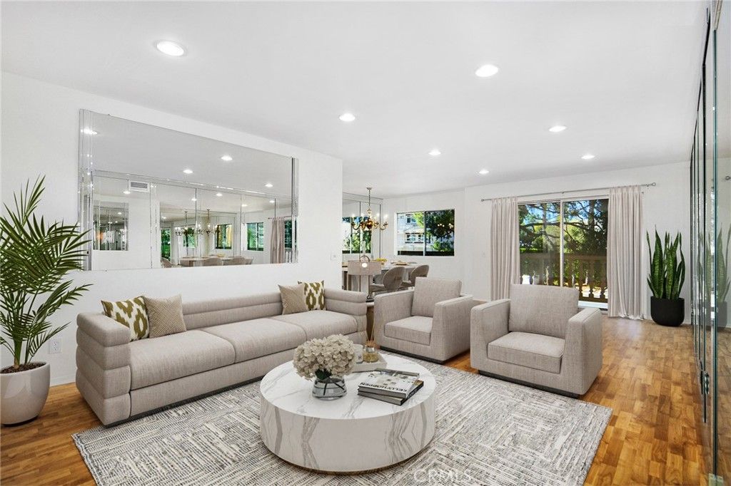 Image 6 of property listing at 5400 Lindley Avenue 101, Encino, CA 91316