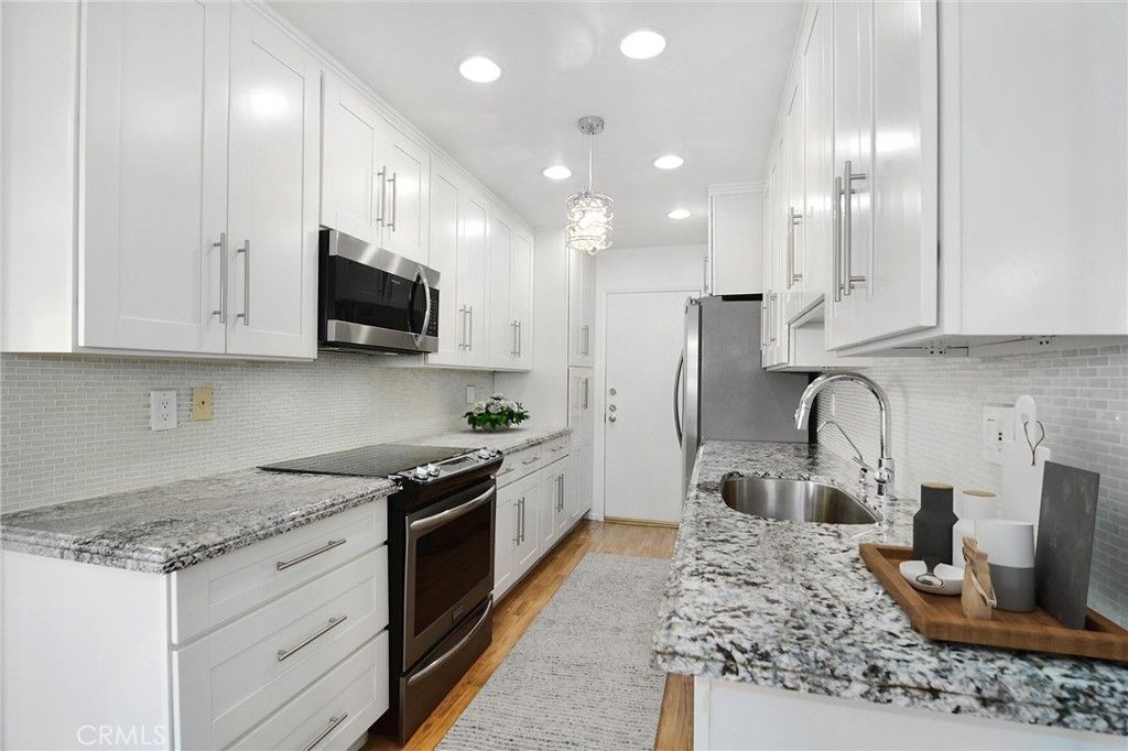 Image 8 of property listing at 5400 Lindley Avenue 101, Encino, CA 91316
