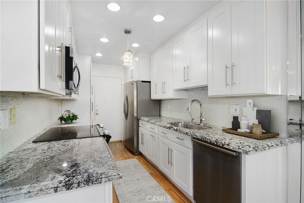 Image 9 of property listing at 5400 Lindley Avenue 101, Encino, CA 91316