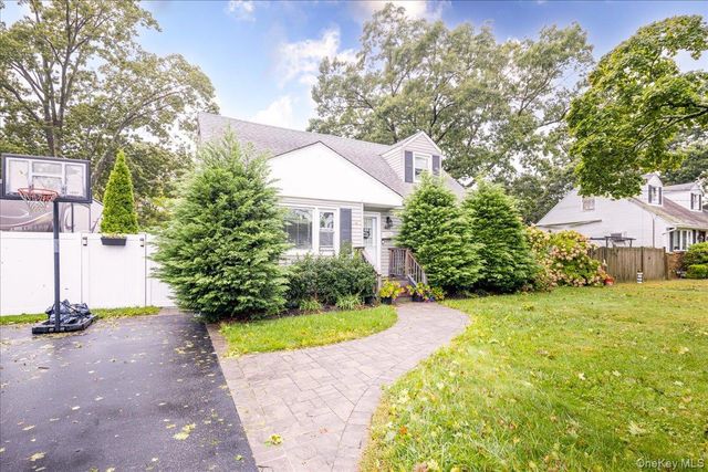 621 N Fulton Avenue, Lindenhurst, NY 11757