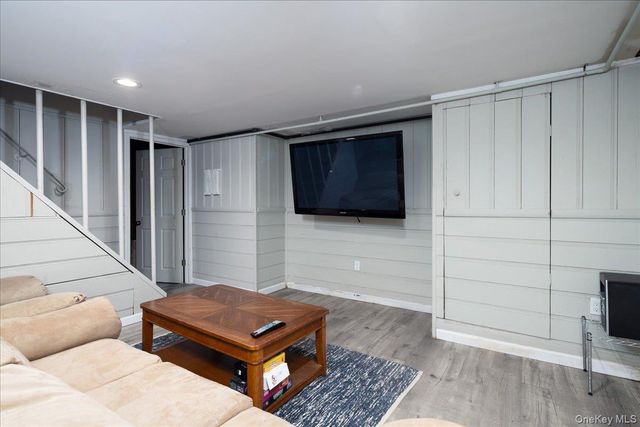 621 N Fulton Avenue, Lindenhurst, NY 11757