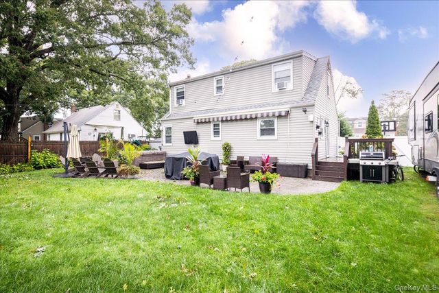 621 N Fulton Avenue, Lindenhurst, NY 11757