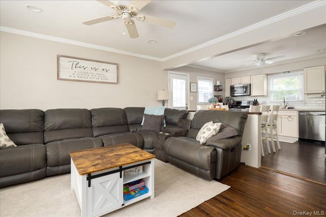 621 N Fulton Avenue, Lindenhurst, NY 11757