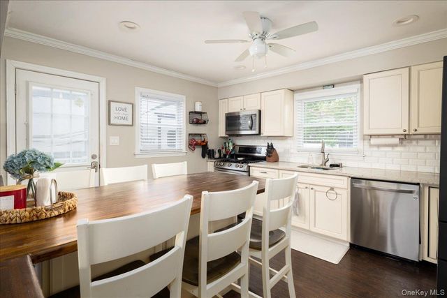621 N Fulton Avenue, Lindenhurst, NY 11757