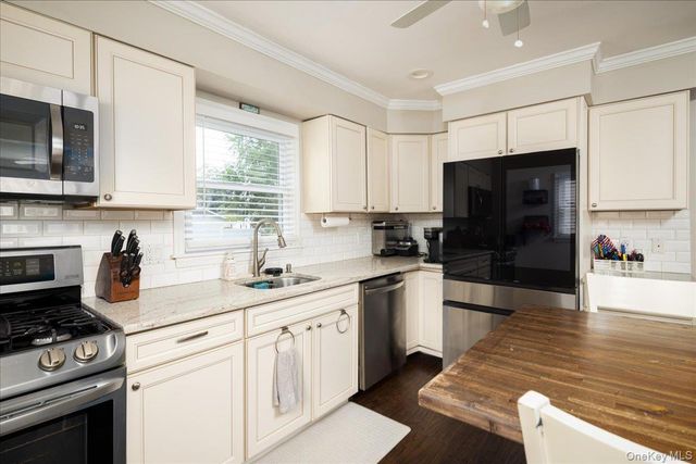 621 N Fulton Avenue, Lindenhurst, NY 11757