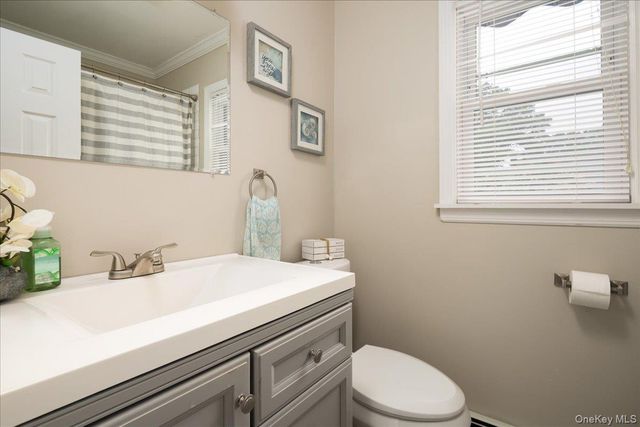 621 N Fulton Avenue, Lindenhurst, NY 11757