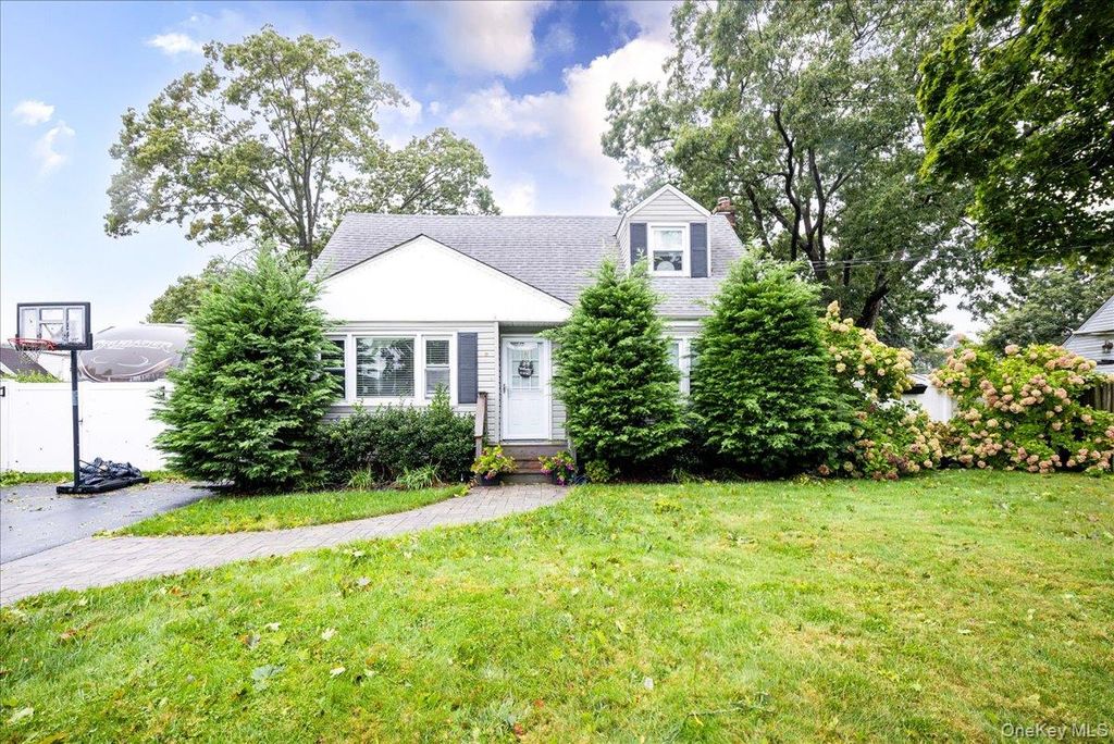 621 N Fulton Avenue, Lindenhurst, NY 11757