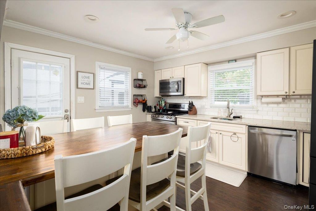 621 N Fulton Avenue, Lindenhurst, NY 11757 — photo 5