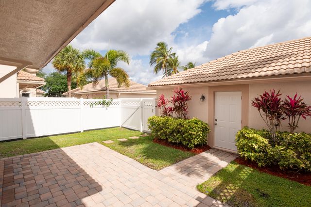 8065 Murano Circle, Palm Beach Gardens, FL 33418