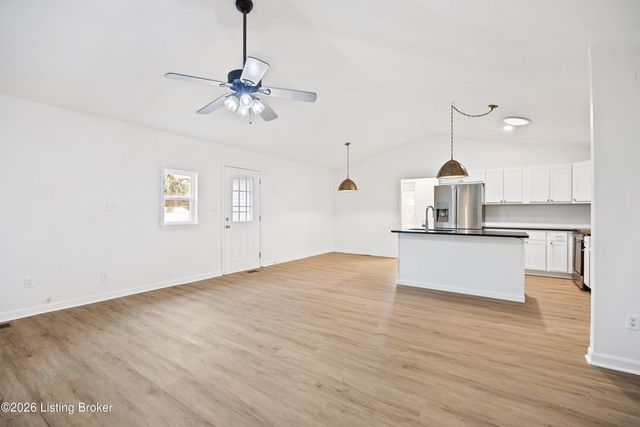 11317 Ashbrooke Gardens Dr, Louisville, KY 40229