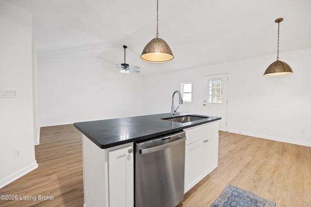 11317 Ashbrooke Gardens Dr, Louisville, KY 40229