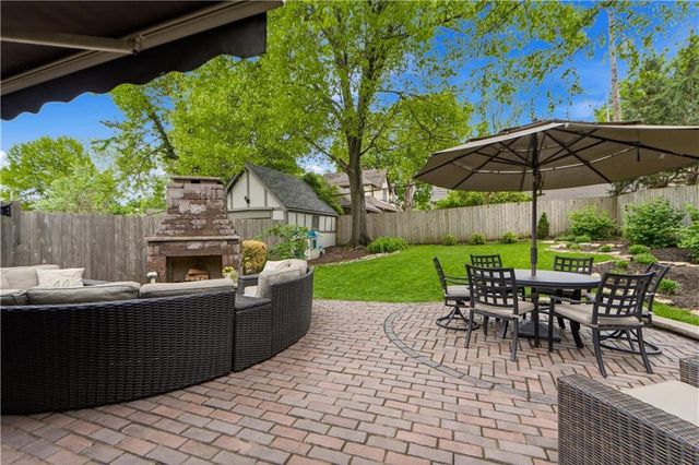 2109 W 50th Street, Westwood Hills, KS 66205