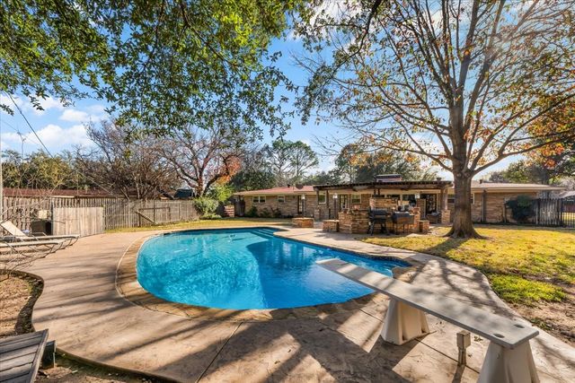 4612 Holiday Lane W, North Richland Hills, TX 76180