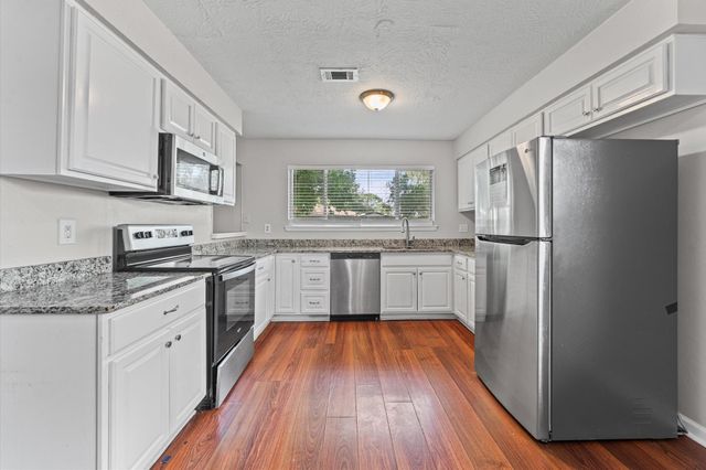 6210 Vinewood Lane, League City, TX 77573
