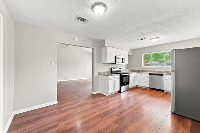 6210 Vinewood Lane, League City, TX 77573