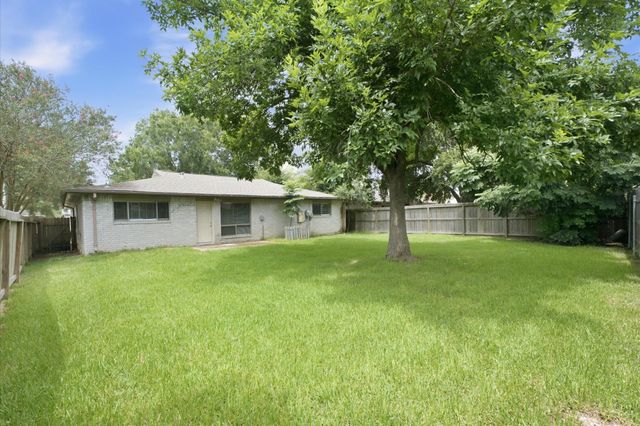 6210 Vinewood Lane, League City, TX 77573