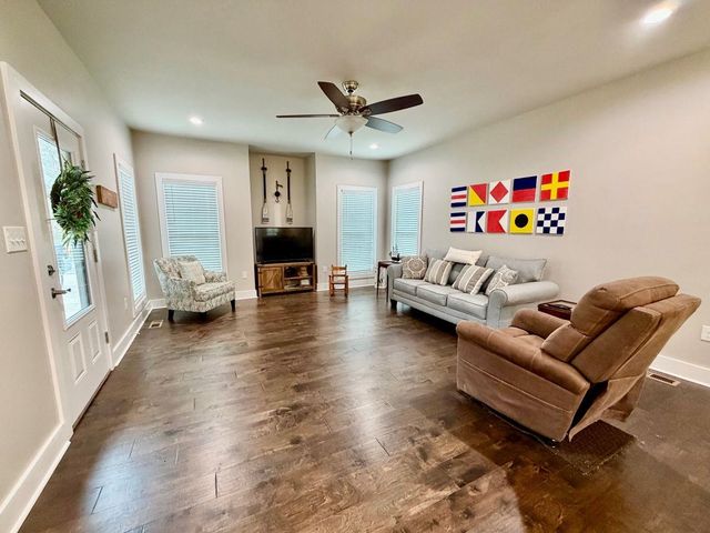 200 CHVAL DR, Counce, TN 38326