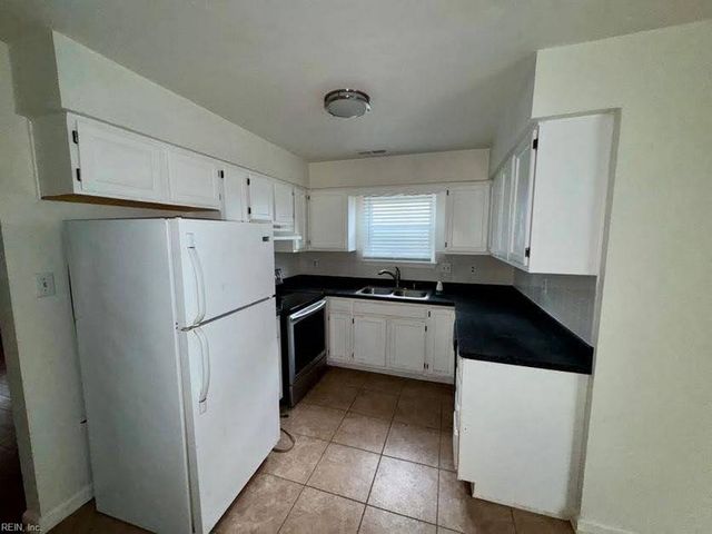 3560 Dana LN, Virginia Beach, VA 23452