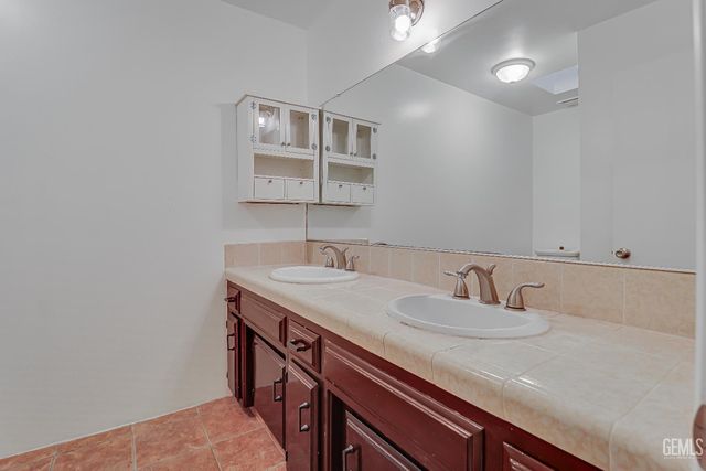 118 Village Way, Taft, CA 93268