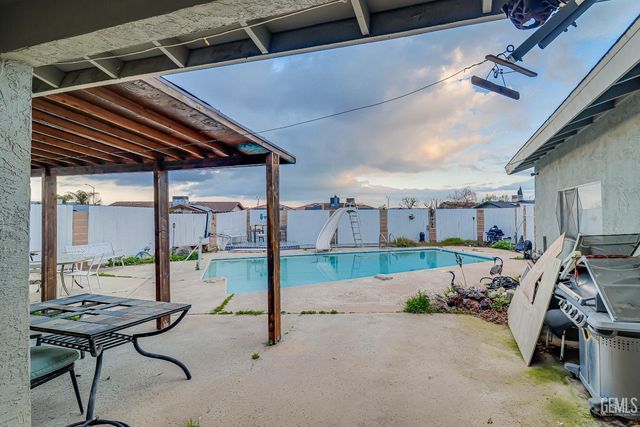 118 Village Way, Taft, CA 93268