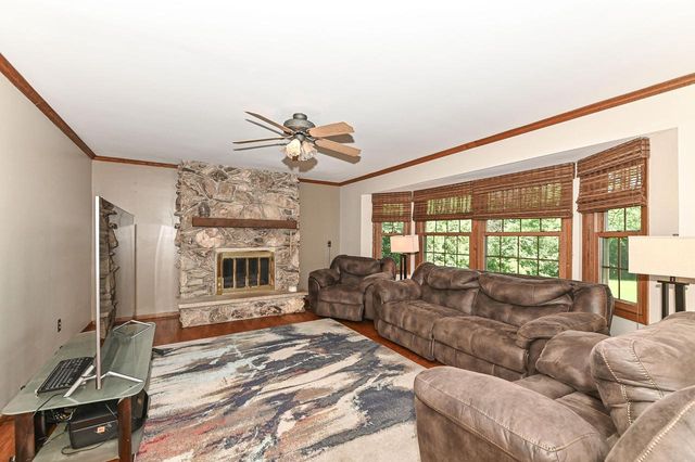 3274 S Acredale COURT, New Berlin, WI 53151