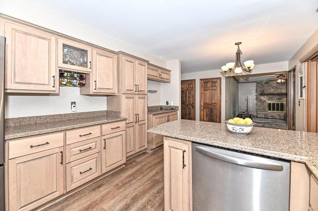 3274 S Acredale COURT, New Berlin, WI 53151
